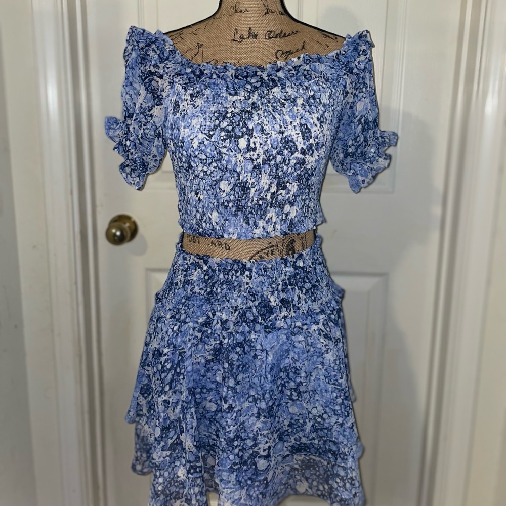 NEW EXPRESS WOMENS 2 PIECE SET. CROPPED TOP + SKIRT.